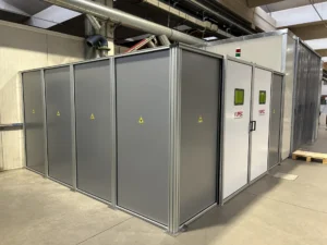 Foto della cabina di saldatura realizzata da Yupec Service Italia, posizionata in azienda con vista da tre quarti