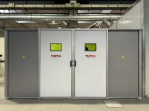 Foto della cabina di saldatura realizzata da Yupec Service Italia, posizionata nel capannone dell'azienda, vista frontalmente