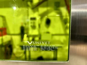Dettaglio del vetro di protezione dai raggi UV Univet utilizzato per la finestra della cabina di saldatura Yupec Service Italia