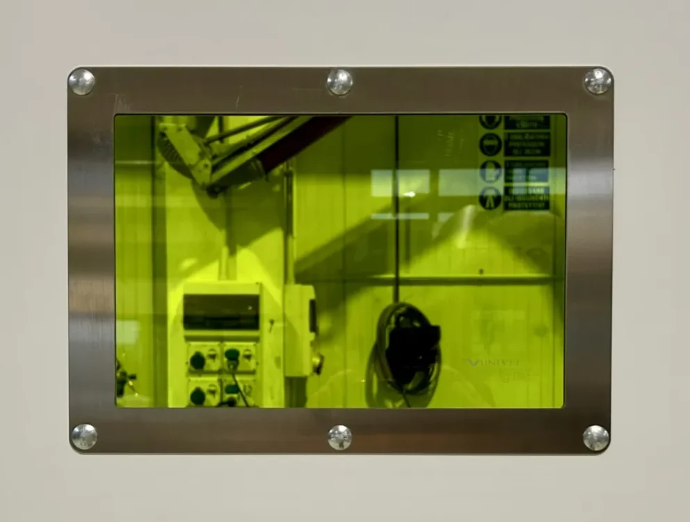 Vetro di protezione laser certificato Univet, montato sulla porta della cabina di saldatura laser