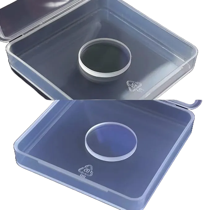 Lente protettiva laser riposta in una custodia trasparente con design compatto e sicuro.