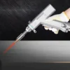 Pistola di saldatura laser raffreddata ad acqua in uso, mostrata durante un'operazione di saldatura su metallo.